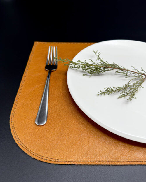 Individual castanho com um garfo e um prato