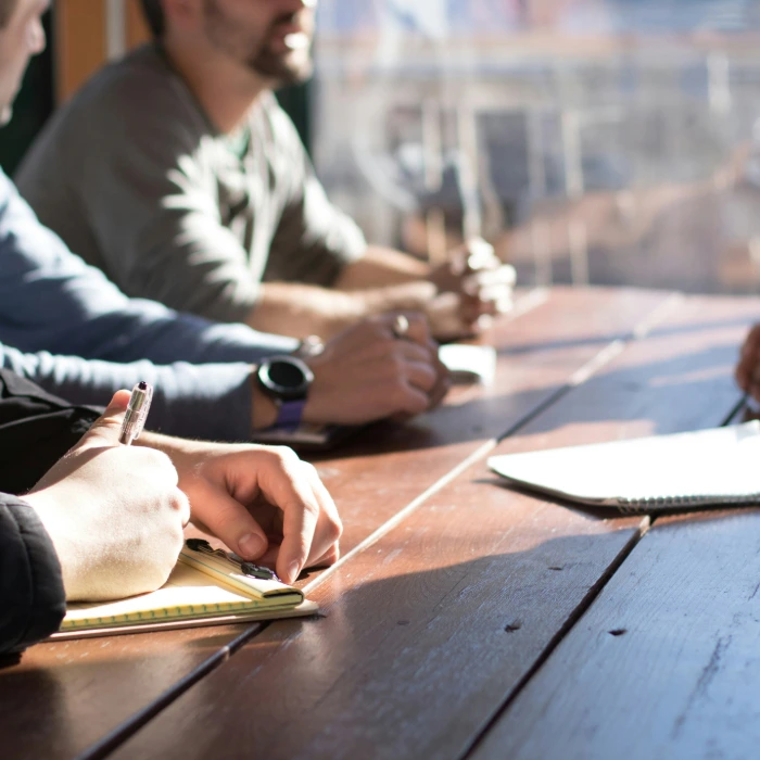 Reunião de negócios numa mesa de madeira