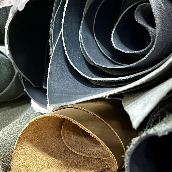 Rolos de couro de várias cores