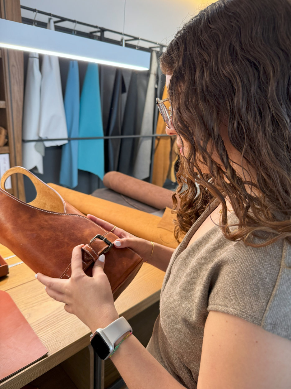 Quality check of a leather bottle carrier
