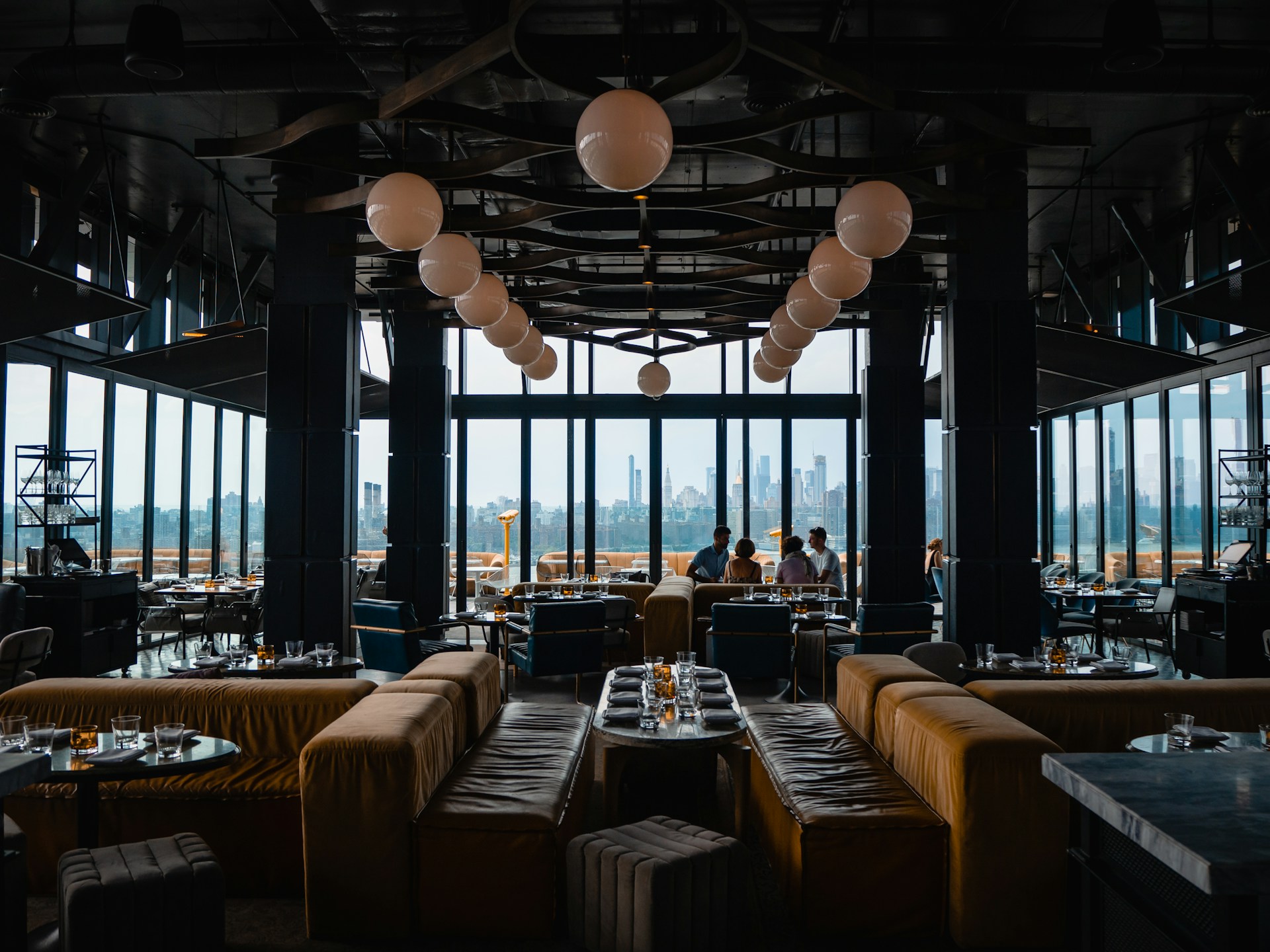 Como o Design em Couro Reforça a Identidade de Hotéis e Restaurantes