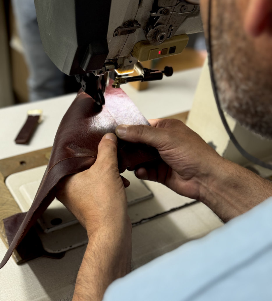 Feito à Mão e Cosido à Perfeição: O Valor Artesanal nos Produtos em Couro