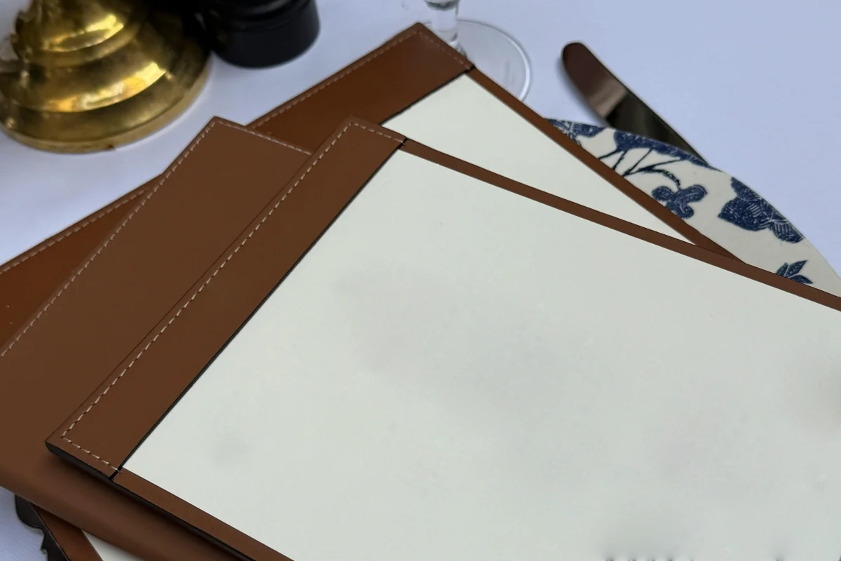 Qual é o melhor material para menus de restaurante premium?